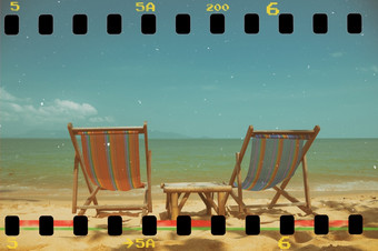 古董健美的两个海滩椅子热带海岸复古的健美的和电影程式化的