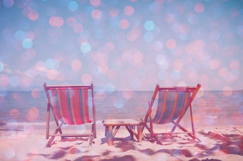 海滩椅子海海岸与发光的聚会，派对散景和电影程式化的双曝光效果