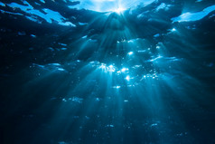 水下拍摄与sunrays深蓝色的热带海