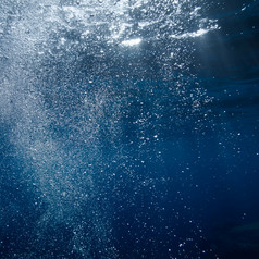 水下泡沫拍摄深蓝色的热带海