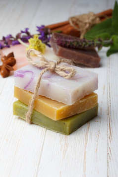 不同的自然自制的肥皂木表格与草本植物