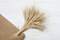 群成熟的小麦木表格