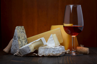 玻璃红色的酒和奶酪分类木表格仍然生活