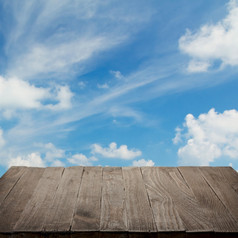 空木表格与蓝色的天空背景空白的地方为产品