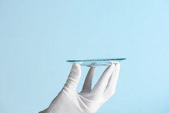 科学家手手套显示圆一块新研究原型透明的清晰的玻璃塑料材料