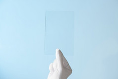 科学家手手套显示矩形一块新研究原型透明的清晰的玻璃塑料材料