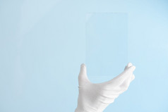 科学家手手套显示矩形一块新研究原型透明的清晰的玻璃塑料材料