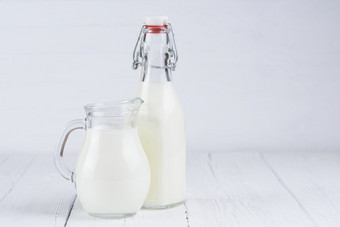 Jar与牛奶和古董<strong>瓶</strong>牛奶白色木表格背景
