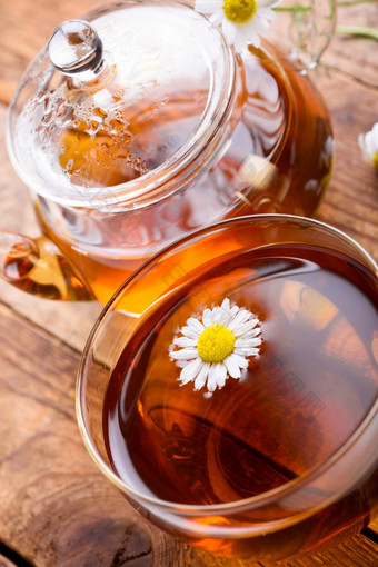 Herbal茶与有机医疗洋甘菊花流动玻璃杯
