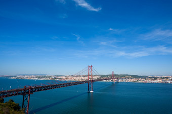 的4月桥里斯本葡萄牙在<strong>塔霍河河</strong>清晰的阳光明媚的夏天一天