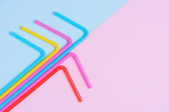 五彩缤纷的充满活力的塑料喝coocktail吸管粉红色的和蓝色的时尚的柔和的背景有创意的平躺