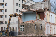 老住宅建筑拆迁与挖掘机