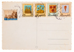 古董泛黄明信片与帖子计邮票和不同的老邮票从三马里诺孤立的白色