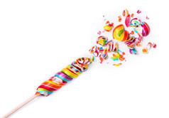 彩虹色彩斑斓的压碎糖果棒棒糖孤立的白色背景