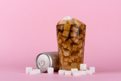 不良的饮食与甜蜜的含糖的软饮料概念