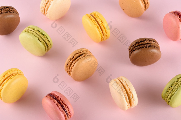 原始经典色彩斑斓的法国马卡龙分类与不同的口味粉红色的柔和的背景