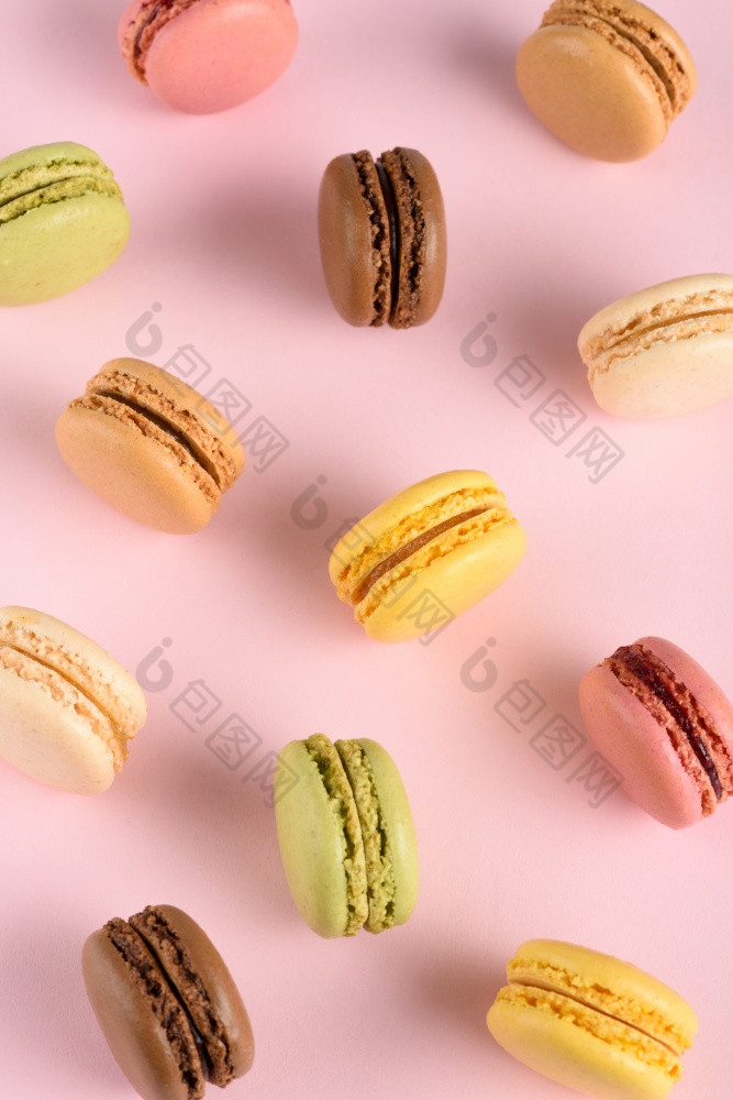 经典色彩斑斓的法国马卡龙分类与不同的口味粉红色的柔和的背景