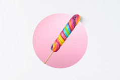 棒棒糖糖果坚持大色彩斑斓的彩虹分层纸设计与圆减少粉红色的背景复制空间