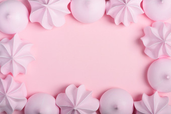 蛋白酥皮饼干框架甜蜜的脆皮扭曲的和下降蛋白酥皮边境粉红色的柔和的背景与复制空间