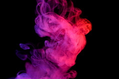 烟蒸汽泡芙色彩斑斓的摘要形状孤立的黑色的背景