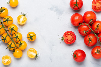 西红柿分类新鲜的红色的成熟的分支红色的和黄色的整个和减少一半乡村表格前视图