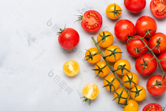 小樱桃西红柿分类新鲜的红色的成熟的分支红色的和黄色的整个和减少一半乡村表格平躺与复制空间