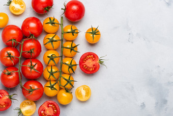 西红柿樱桃番茄分类新鲜的红色的成熟的分支红色的和黄色的整个和减少一半乡村表格平躺与复制空间