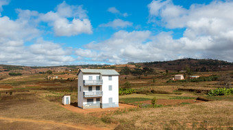 两个故事白色房子下一个小白色房子的中间美丽的景观马达加斯加