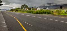 高速公路切割通过的风景如画的风景的西方角地区南非洲