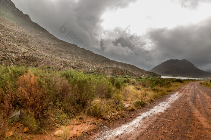 狂风暴雨的云解决下来的高山的风景如画的风景的西方角地区南非洲