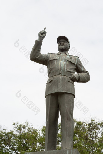 的第一个<strong>雕像</strong>萨莫拉Moises马谢尔竖立之前的多更大的<strong>雕像</strong>的独立广场