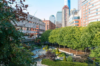 美丽的而且宁静的绿色空间发现在的人口包装摩天大楼市中心曼哈顿