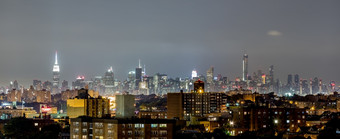 的视图曼哈顿天际线晚上从皇后区新纽约