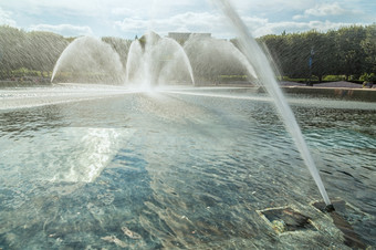 高压力水滔滔不绝的出管道创建美丽的水喷泉