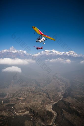 超轻三轮车和<strong>飞</strong>机<strong>飞</strong>在博卡拉和安纳普尔纳峰地区machapuchare鱼尾和喜马拉雅山脉的背景<strong>旅游</strong>尼泊尔