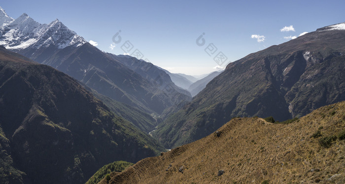 嘟嘟嘟/河峡谷喜马拉雅山脉珠穆朗玛峰基地营长途跋涉尼泊尔