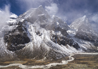 Taboche和乔拉策峰会在pheriche谷喜马拉雅山脉珠穆朗玛峰基地营长途跋涉尼泊尔