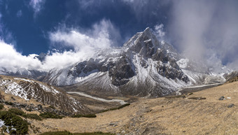 Taboche和乔拉策峰会在pheriche谷喜马拉雅山脉珠穆朗玛峰基地营长途跋涉尼泊尔