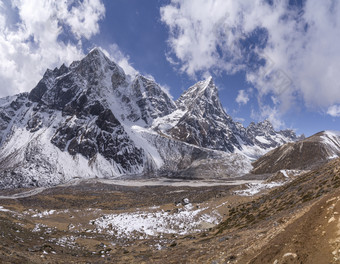 Taboche和乔拉策峰会在pheriche谷喜马拉雅山脉珠穆朗玛峰基地营长途跋涉尼泊尔