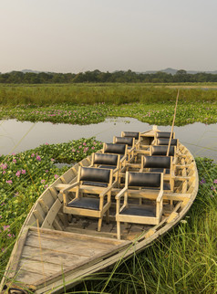 旅游船与椅子的丛林河丛林和河Safari为游客亚洲