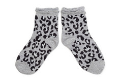 一对灰色的袜子与黑色的模式隔离白色