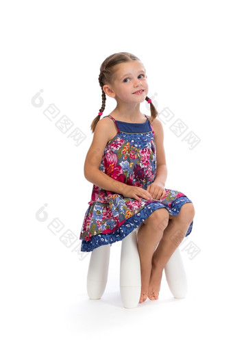 <strong>小</strong>女孩彩色的衣服椅子的工作室而且害羞的隔离白色