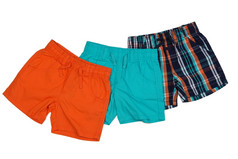 三个彩色的短裤橙色蓝色的而且格子隔离白色