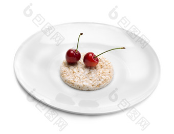 仍然健康的食物饮食两个樱桃大米蛋糕大板隔离白色