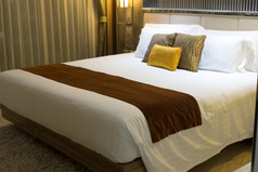 豪华的卧室与两个毛巾的床上