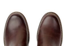 棕色（的）皮革鞋子特写镜头前视图隔离白色背景