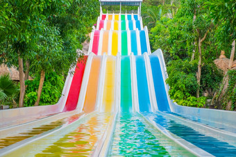 色彩斑斓的滑水道水公园越南东南亚洲