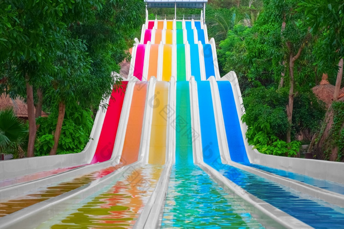 色彩斑斓的水幻灯片热带阿卡公园色彩斑斓的水幻灯片