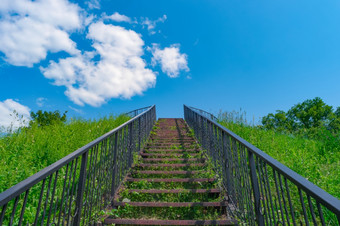 楼梯天堂楼梯在草蓝色的天空楼梯天堂