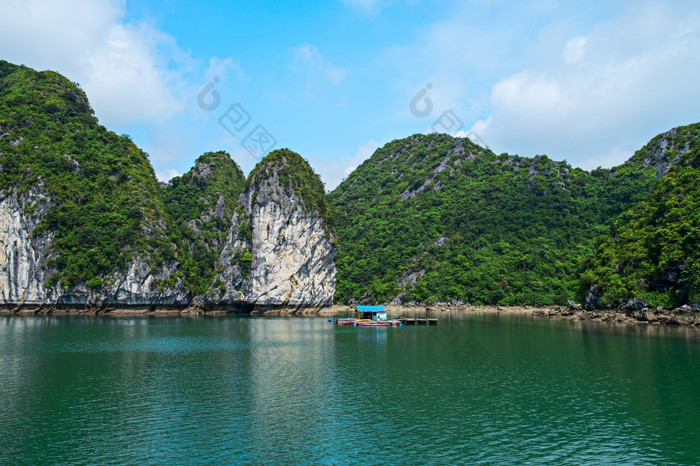 浮动房子和岩石岛屿向湾越南东南亚洲联合国教科文组织世界遗产网站风景优美的景观山海长湾大多数受欢迎的具有里程碑意义的旅游目的地越南浮动房子岩石岛屿向湾越南